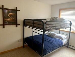 2 habitaciones, tabla de planchar con plancha y cuna de viaje 
