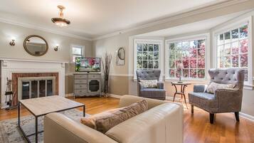 Een smart-tv, een open haard, tafelvoetbal en boeken