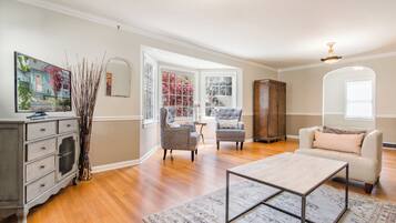 TV connectée, cheminée, baby-foot, livres