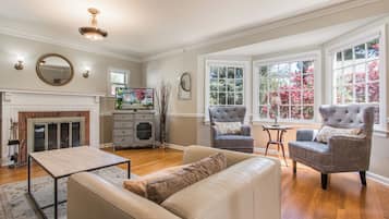 TV connectée, cheminée, baby-foot, livres