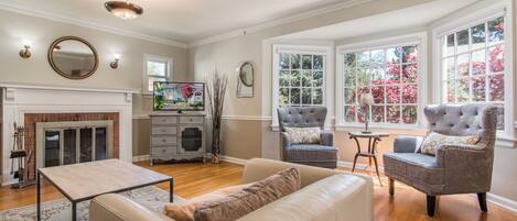 TV connectée, cheminée, baby-foot, livres