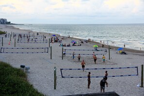 Una playa cerca, sillas reclinables de playa, toallas de playa