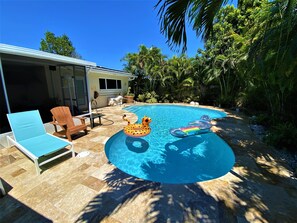 حمّام سباحة خارجي، حمّام سباحة مُدفَّأ