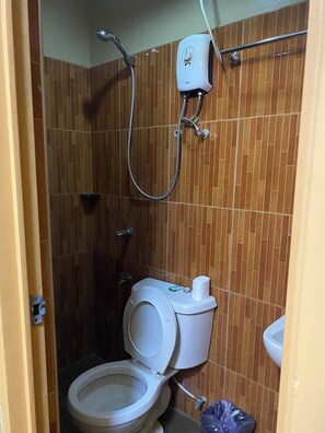 Shower, free toiletries, towels