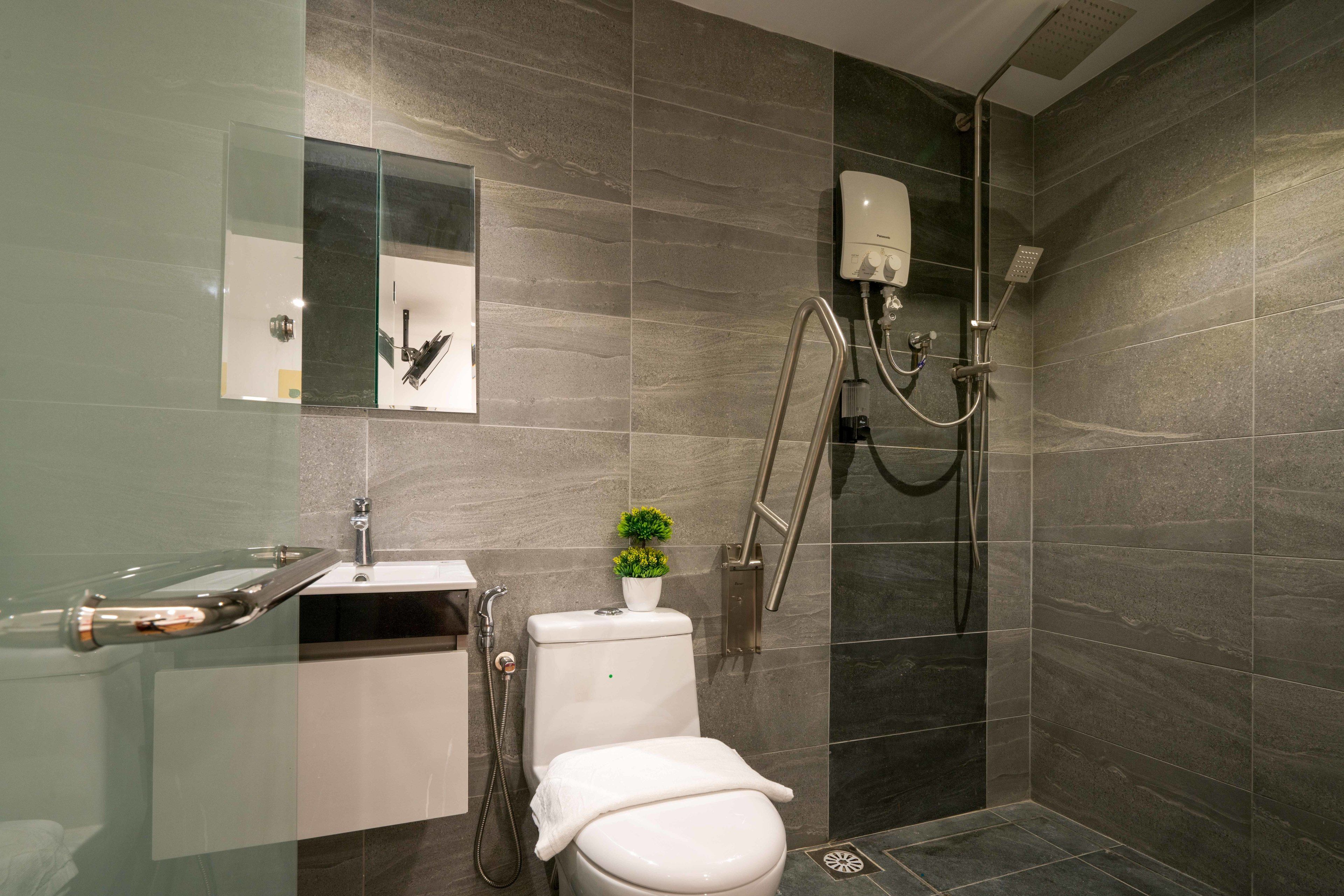 shower, free toiletries, hair dryer, bidet