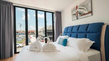 Perhesviitti, 2 keskisuurta parisänkyä, kaupunkinäköala | Tallelokero huoneessa, työpöytä, silitysrauta/-lauta, ilmainen Wi-Fi