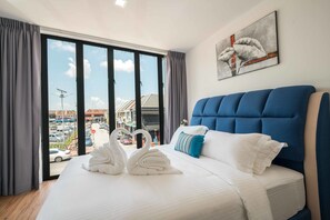 Caja de seguridad en la habitación y escritorio