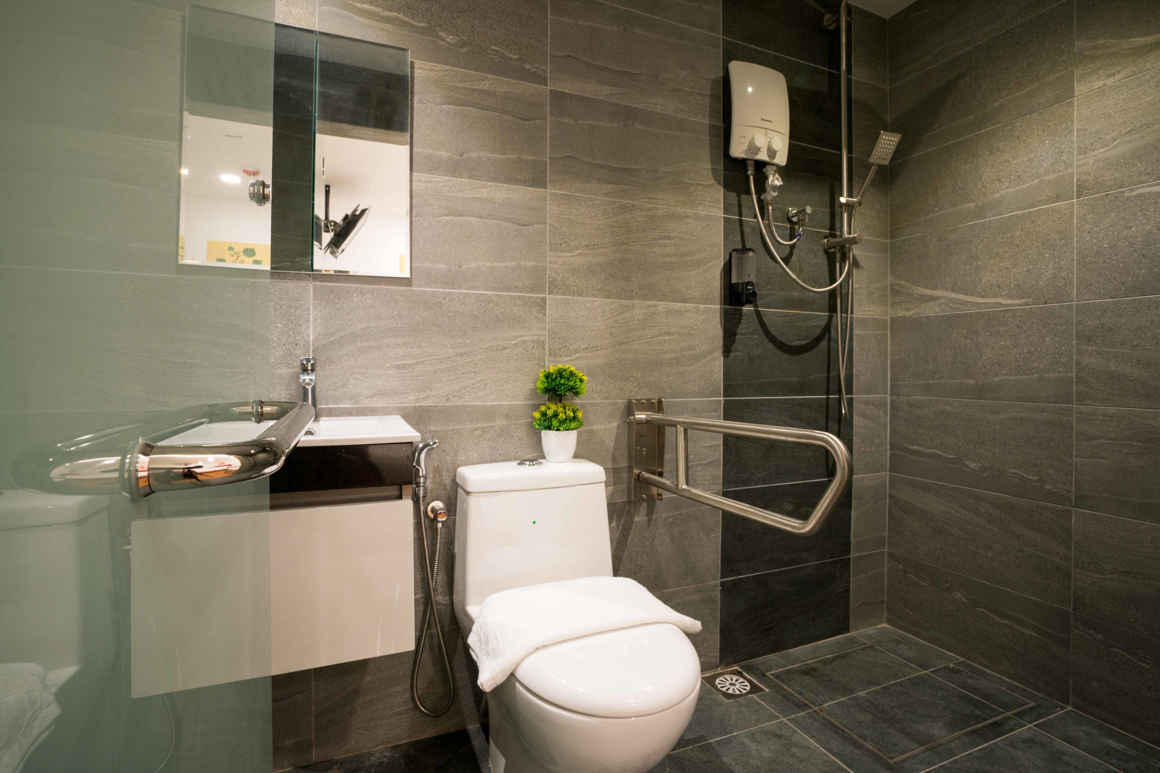 superior double room, 1 queen bed, private bathroom | bathroom | shower, free toiletries, hair dryer, bidet