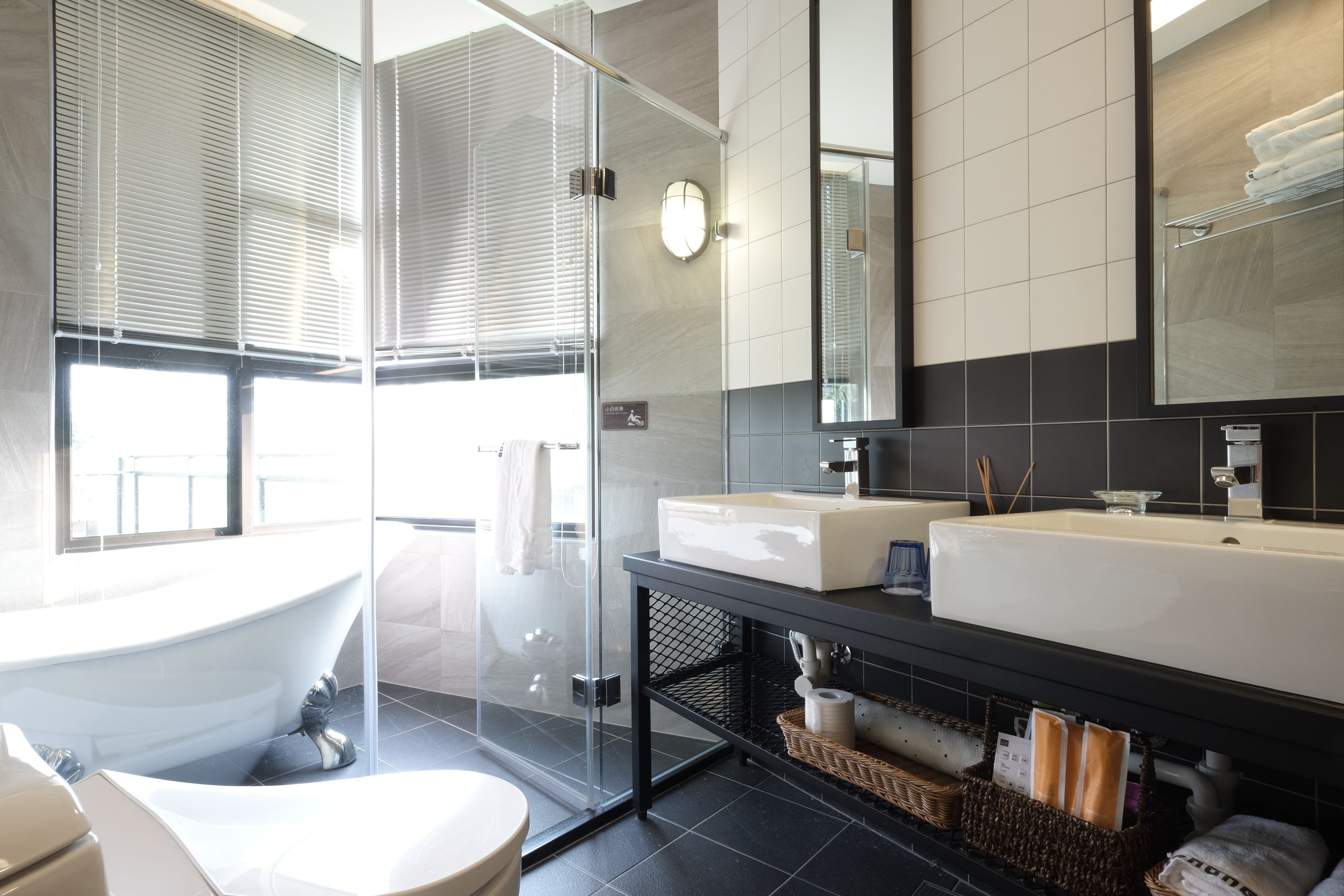 华丽四人房, 热水浴缸 | 高档床上用品、羽绒被、办公桌、遮光窗帘