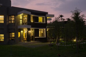 住宿正面 - 傍晚/夜晚