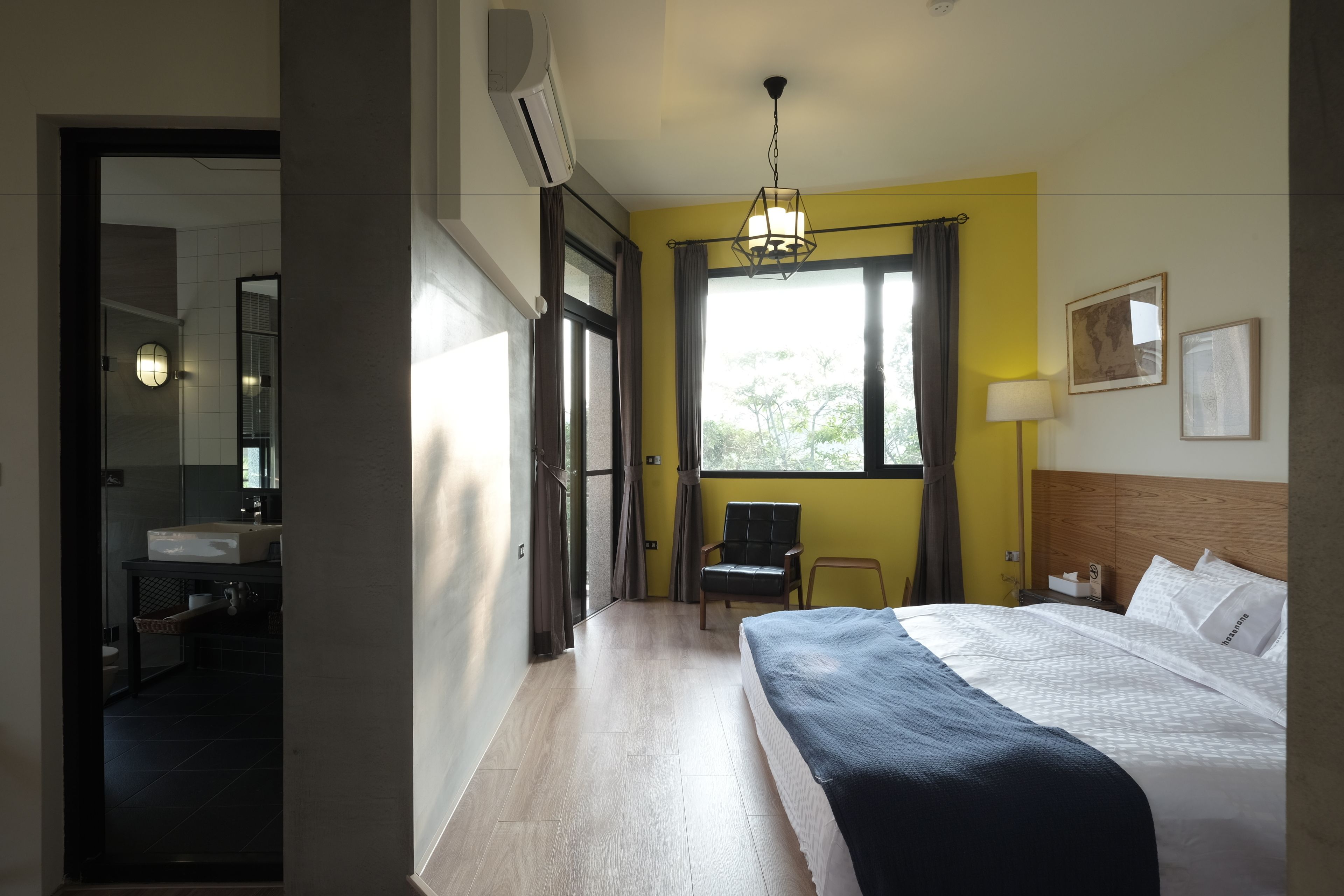 标准四人房 | 高档床上用品、羽绒被、办公桌、遮光窗帘