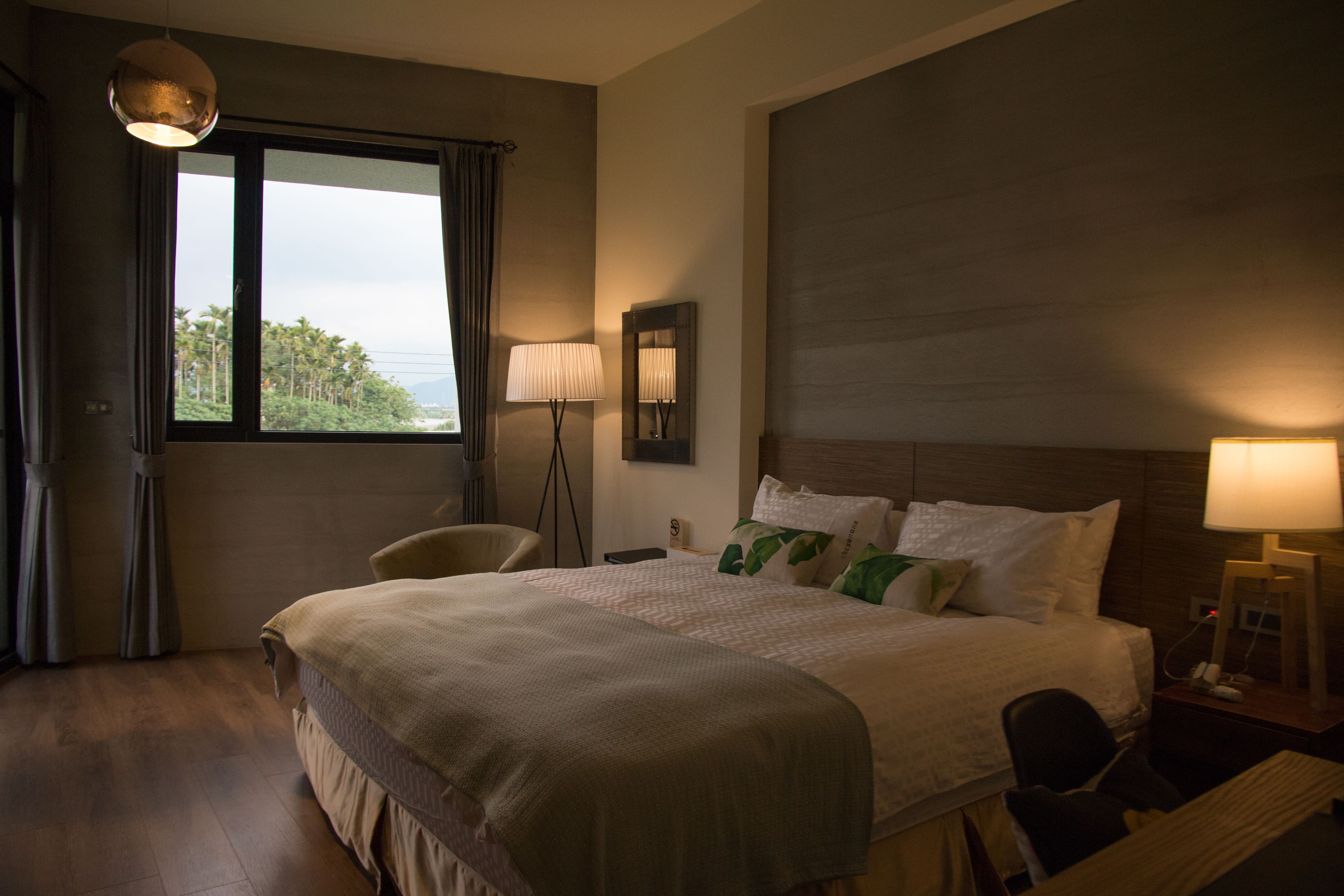 标准双人房 | 高档床上用品、羽绒被、办公桌、遮光窗帘