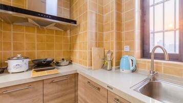 Comfort-Apartment, 2 Schlafzimmer | Schreibtisch, Verdunkelungsvorhänge, kostenloses WLAN