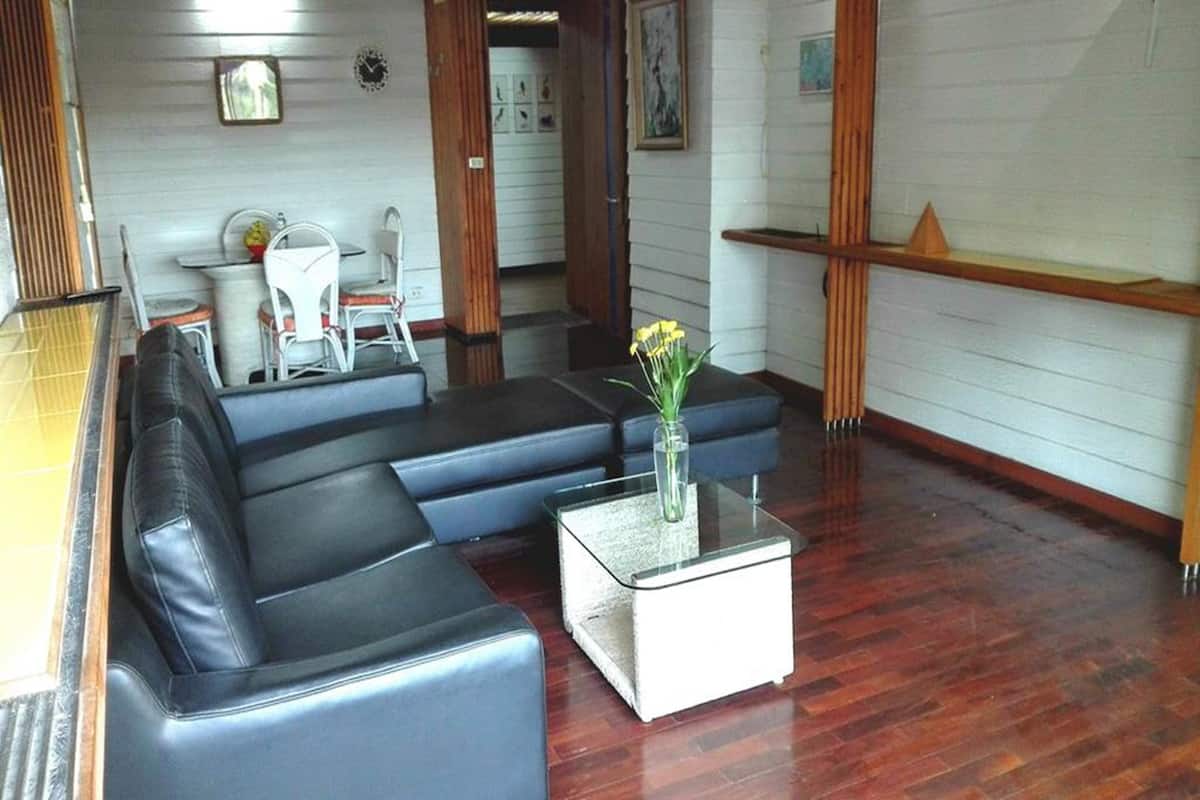 Apartment with Balcony | Area keluarga | TV layar datar