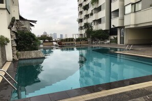 สระว่ายน้ำกลางแจ้ง