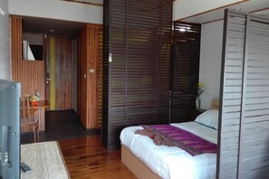 Standard Studio  | โต๊ะทำงาน, ผ้าม่านกันแสง