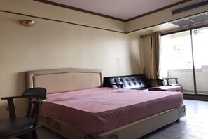 Apartment with Balcony  | Desk, blackout drapes - D&A Massage Apartments (Bangkok)