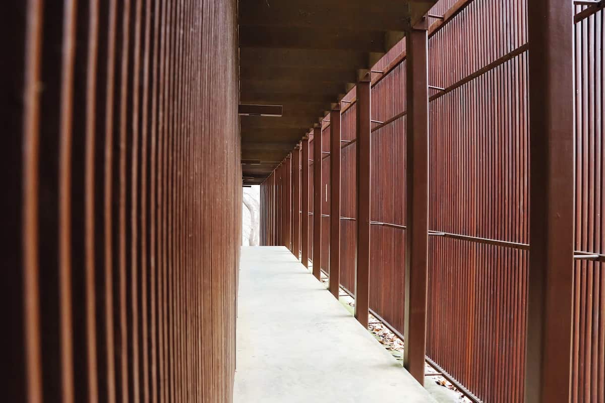 Un pasillo con paneles de madera y suelo de hormigón.