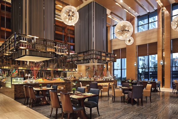 Daily buffet breakfast (CNY 70.00 per person)