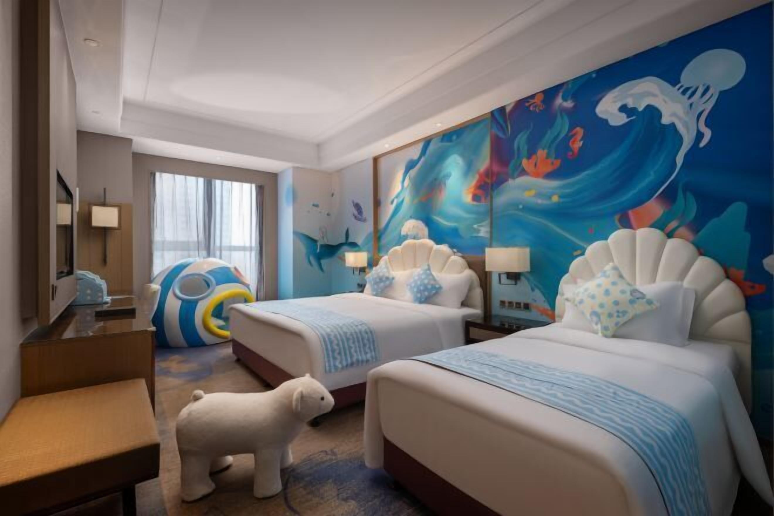 Luxe beddengoed, een kluis op de kamer, een bureau, een laptopwerkplek