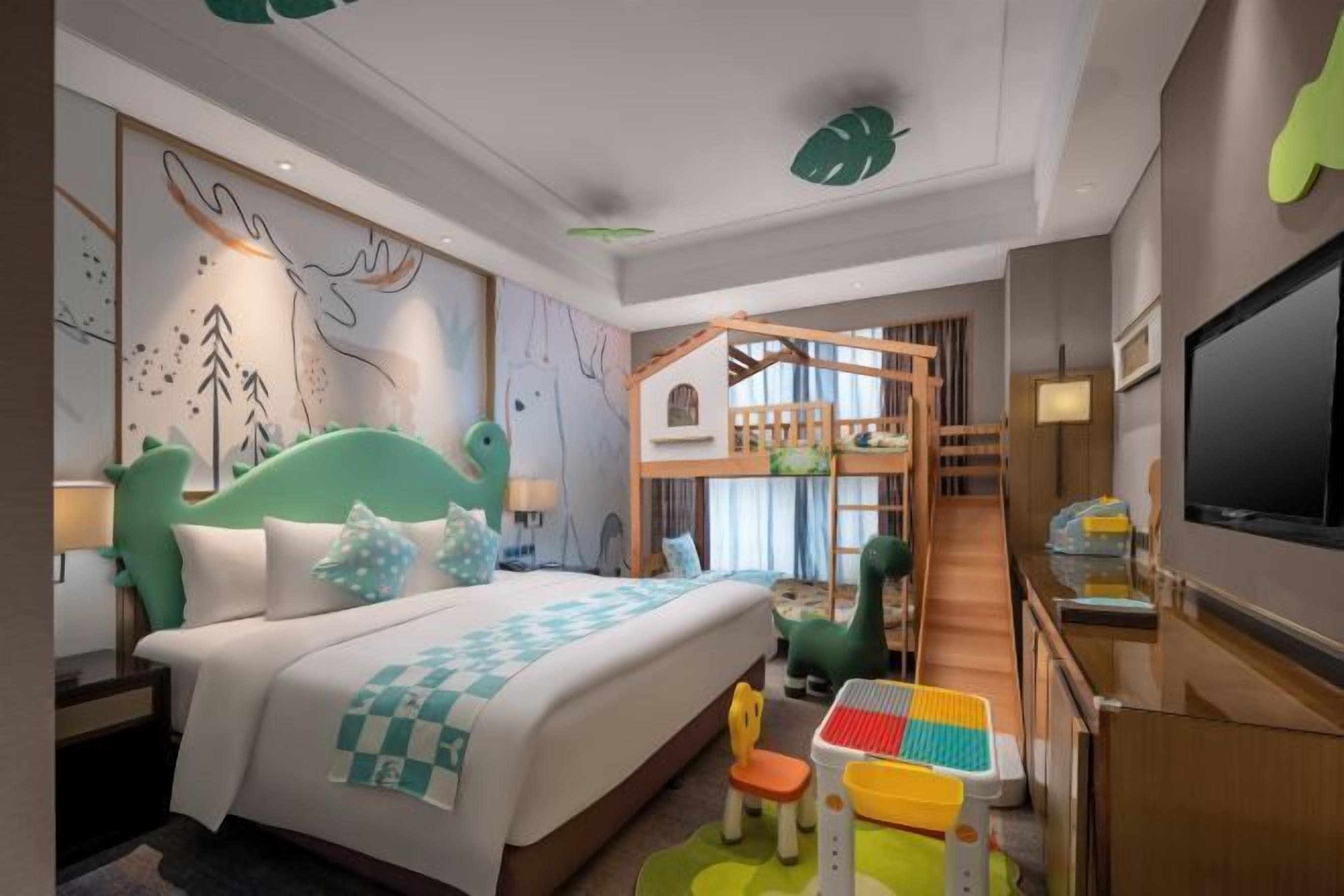 Luxe beddengoed, een kluis op de kamer, een bureau, een laptopwerkplek