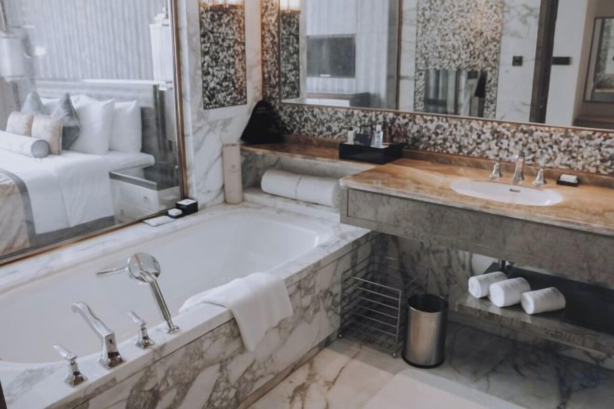 Bathroom | Separate tub and shower, free toiletries, hair dryer, slippers