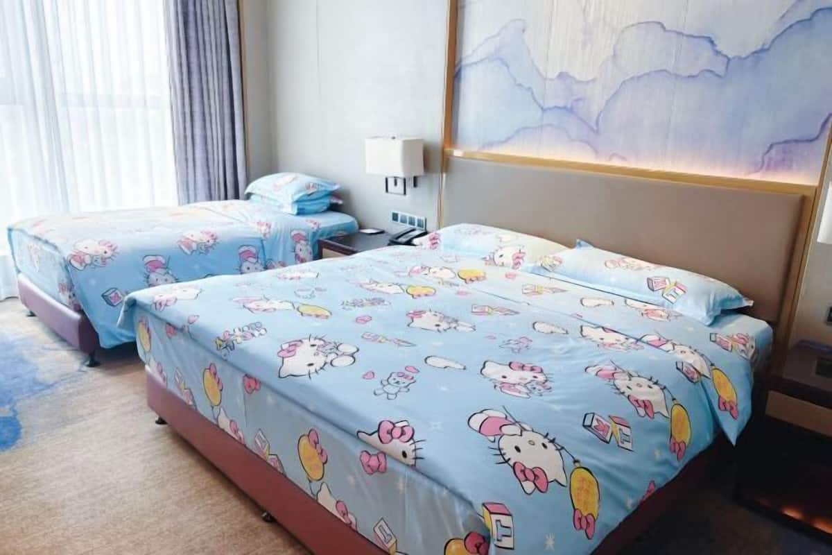 Premium bedding, in-room safe, desk, laptop workspace