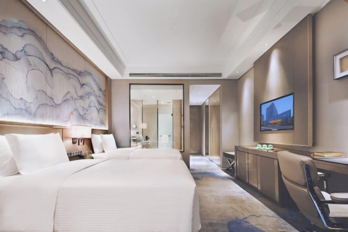 Premium bedding, in-room safe, desk, laptop workspace