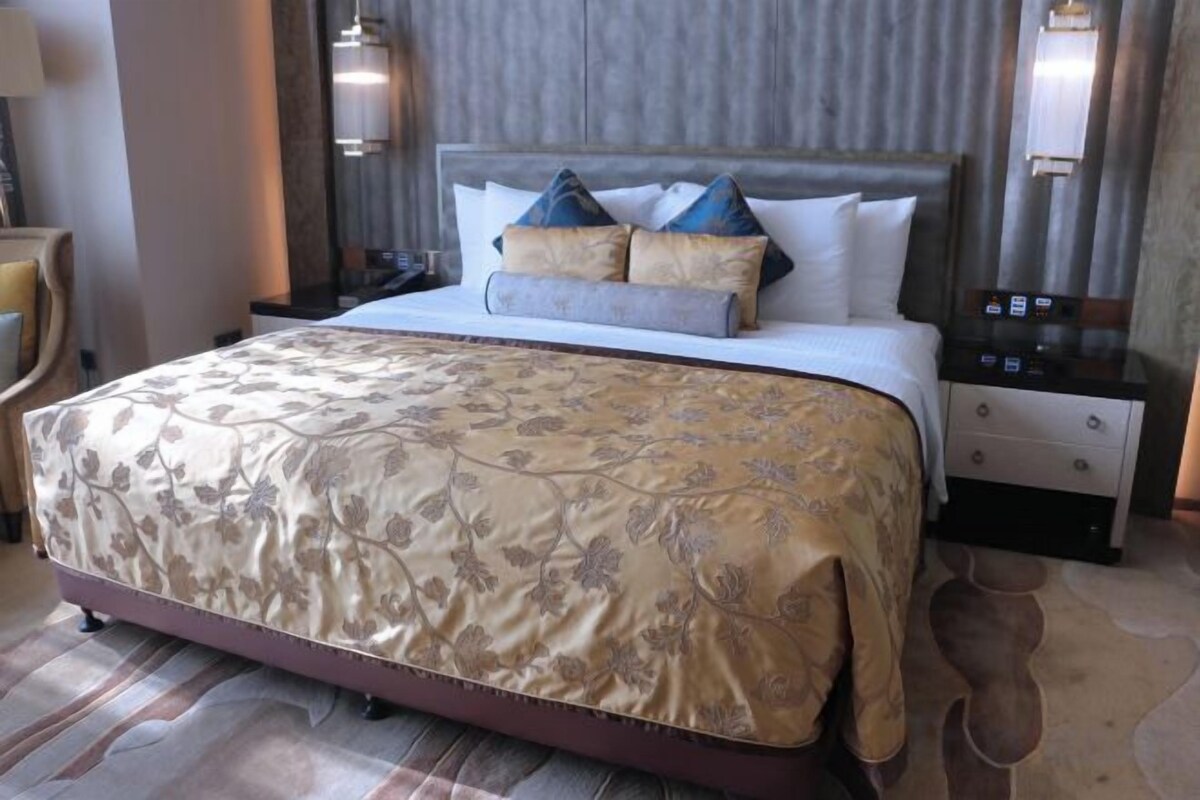 Premium bedding, in-room safe, desk, laptop workspace