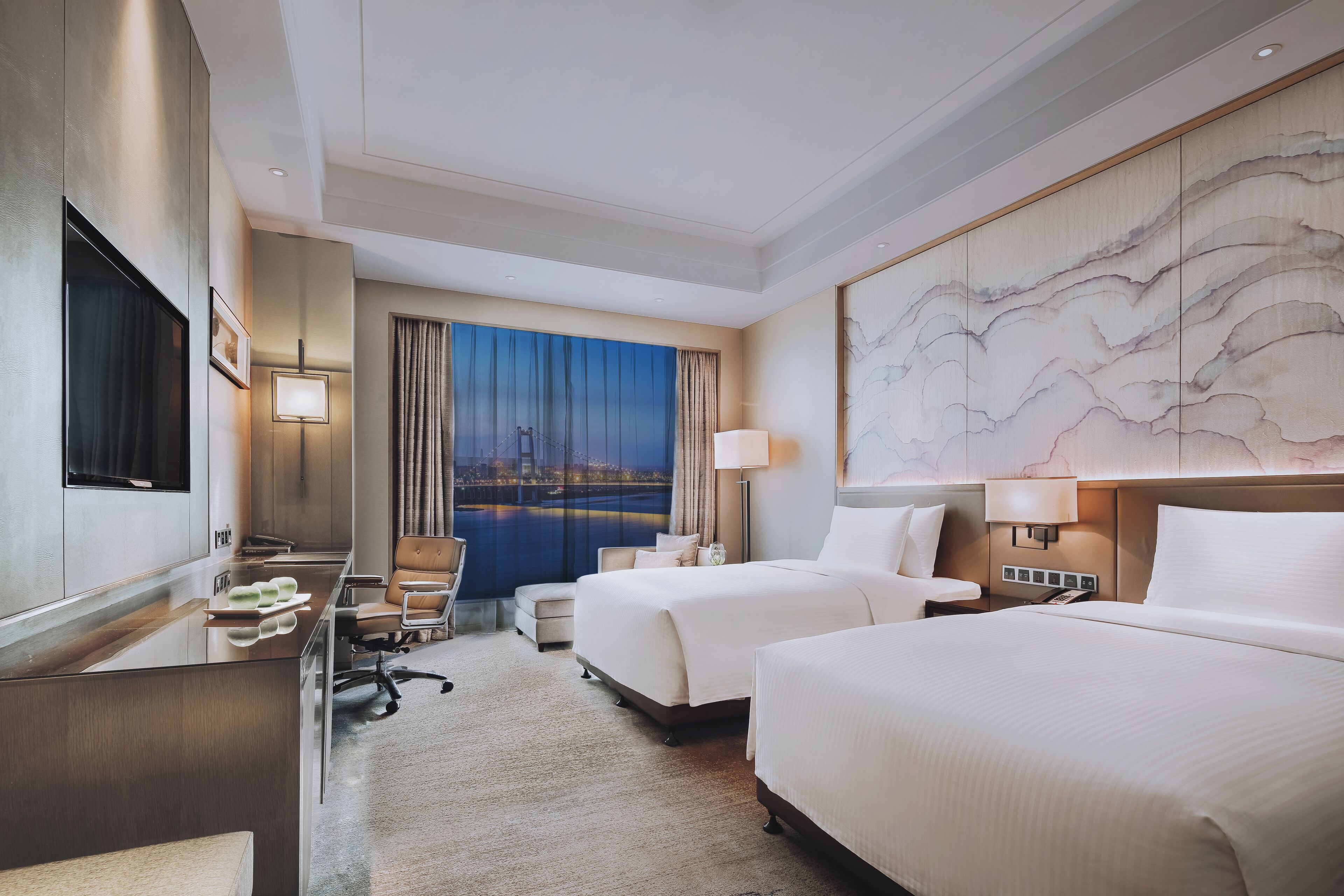 Külön fürdőkád, illetve zuhanyzó, ingyenes piperecikkek és hajszárító