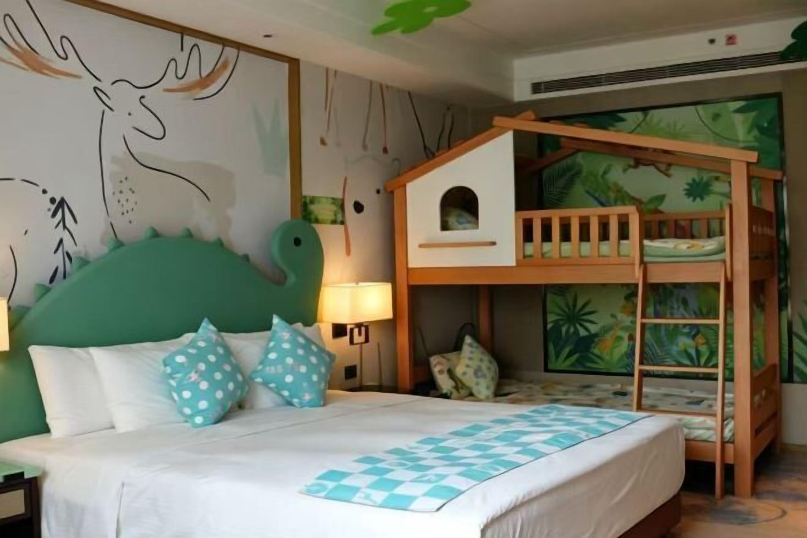 Peralatan tempat tidur premium, peti besi dalam bilik, meja 