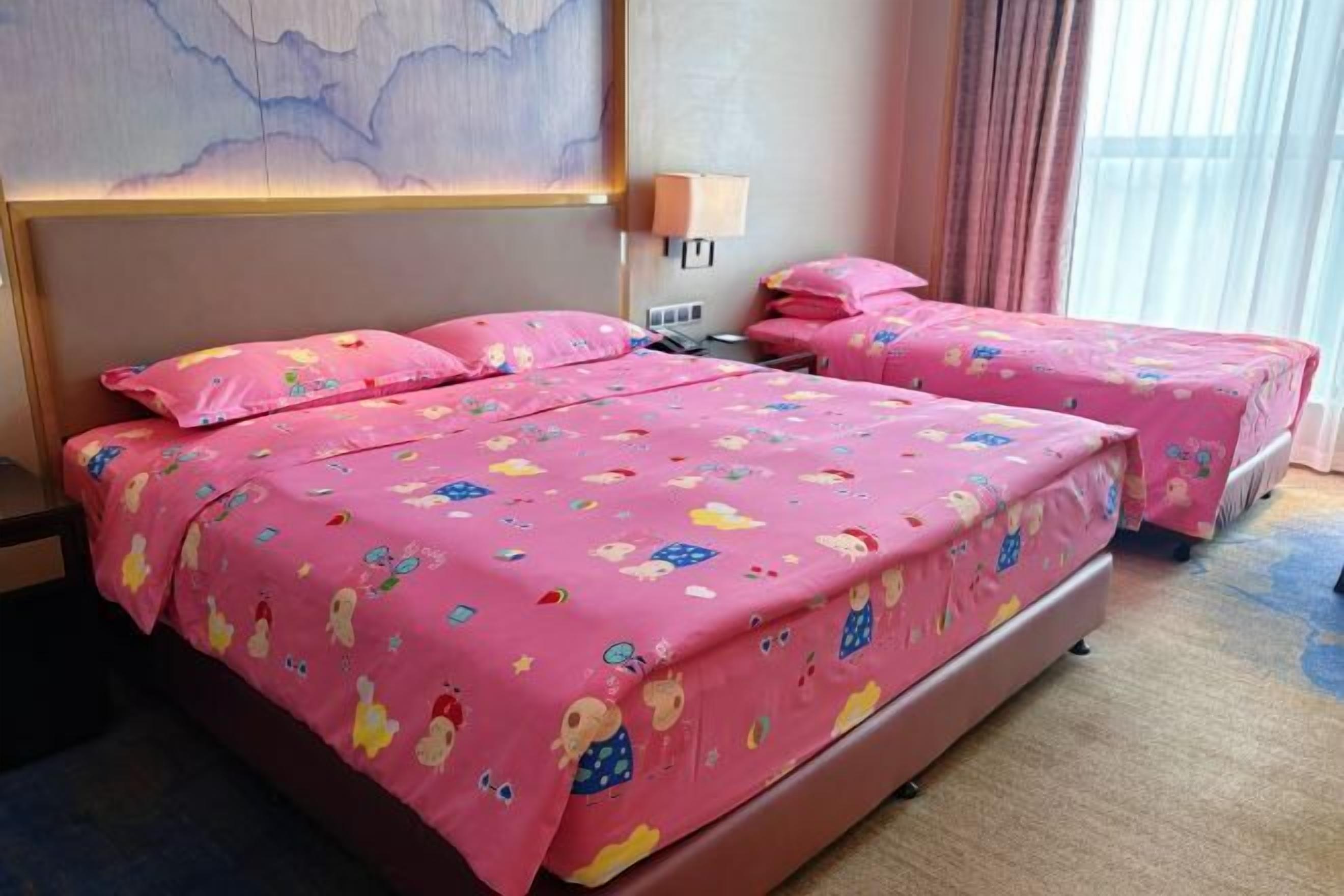 Premium bedding, in-room safe, desk, laptop workspace