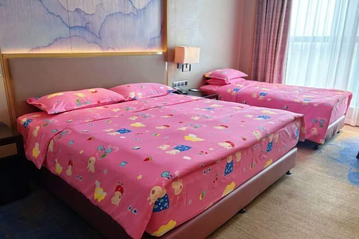 Premium bedding, in-room safe, desk, laptop workspace