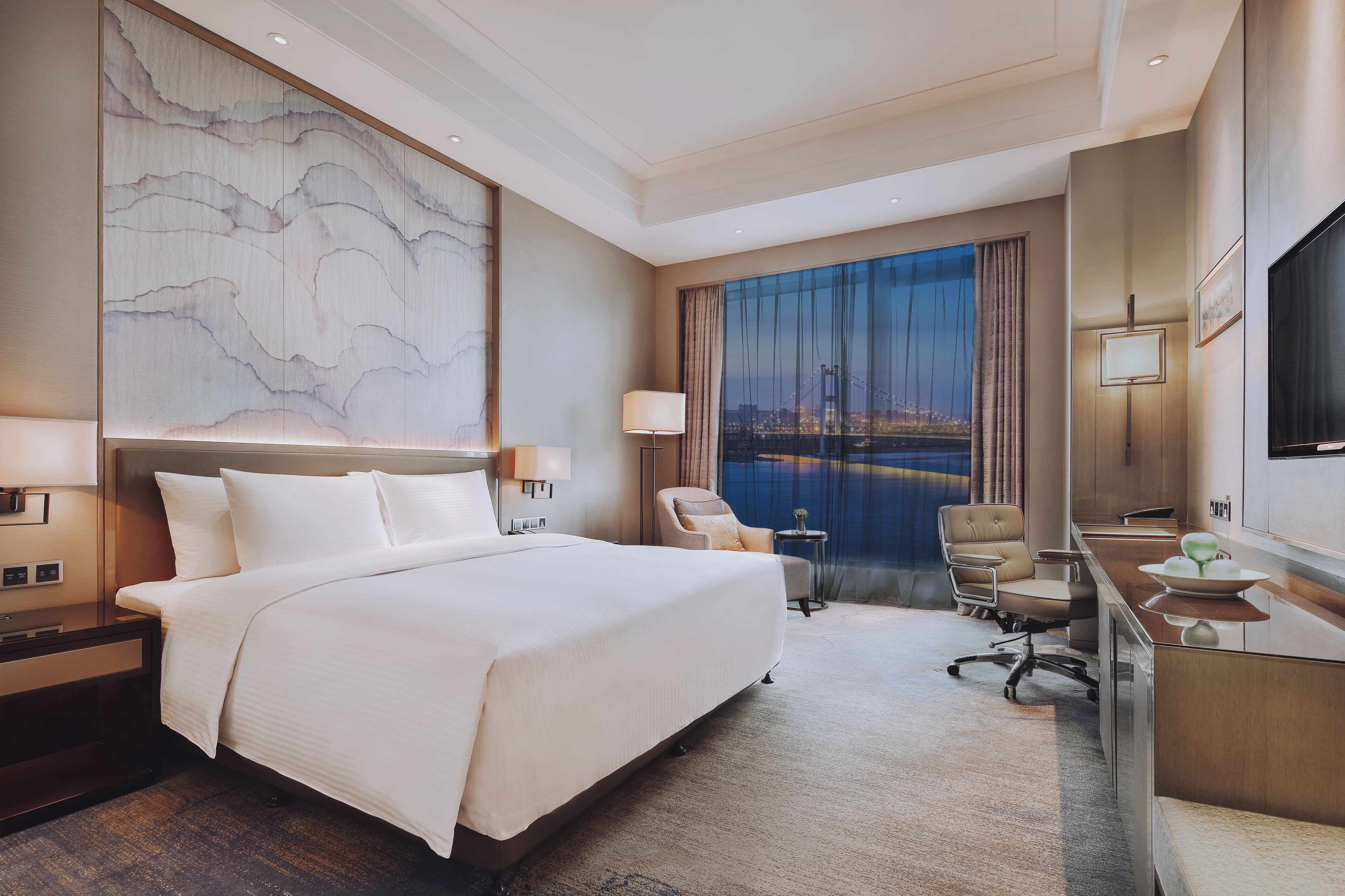 Prémium ágynemű, széf a szobában és íróasztal