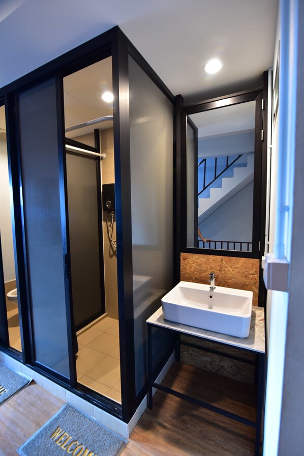 Bathroom sink - WJ Hostel (Bangkok)