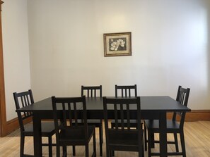 供应早餐、午餐和晚餐