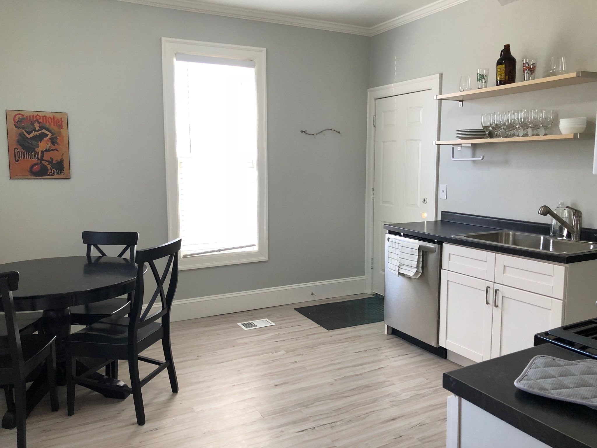 Full-sized fridge, microwave, oven, stovetop