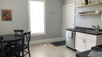 Full-sized fridge, microwave, oven, stovetop