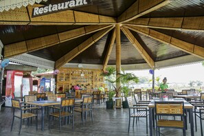Lobby sitting area - Moe Yun Gyi Wetlands Resort (Bago)