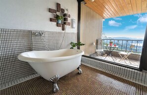 Superior Room | Bathroom | Free toiletries, hair dryer, slippers, towels - Flower House (New Taipei City)