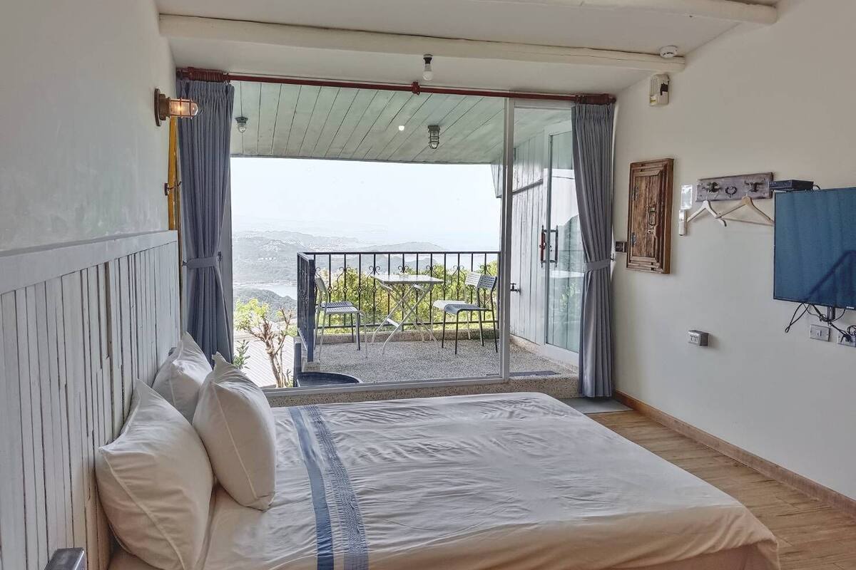 Habitación doble superior (charges NTD500 for kids above 6) | Insonorización, wifi gratis, decoración personalizada y ropa de cama