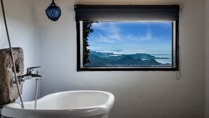 Chambre Deluxe | Salle de bain | Articles de toilette gratuits, sèche-cheveux, chaussons