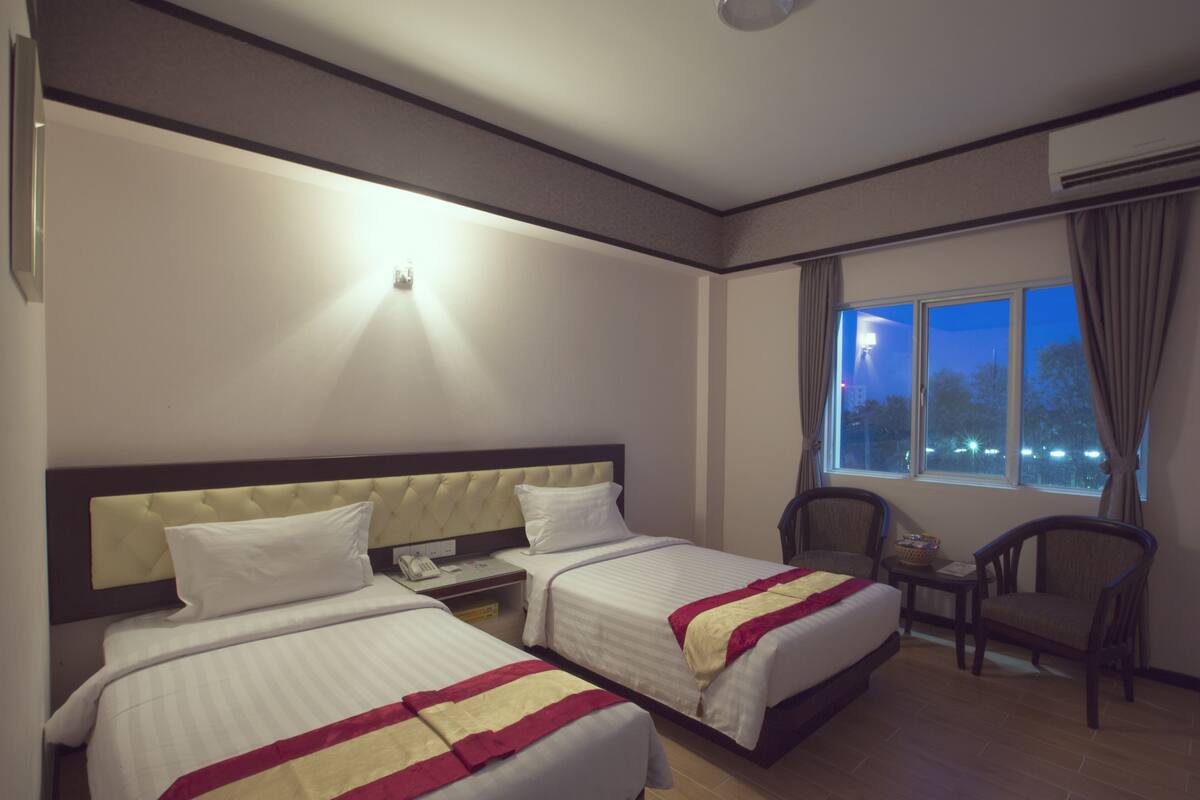 Habitación superior con 2 camas individuales | Escritorio, wifi gratis, ropa de cama