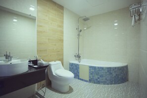 Desk, free WiFi, bed sheets - Platinum River View Hotel (Yangon)