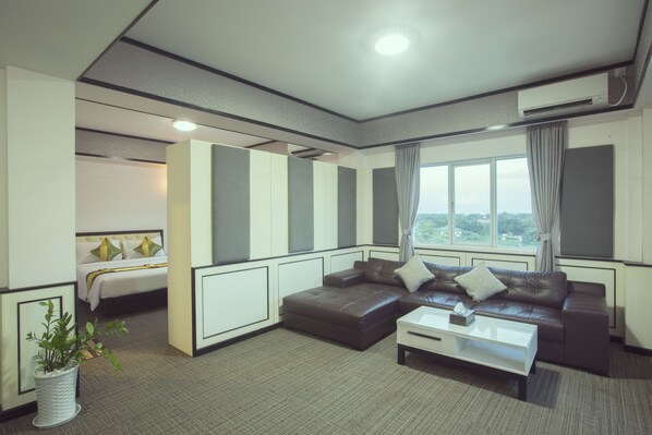 Habitación doble superior | Sala de estar | Televisión de pantalla plana 