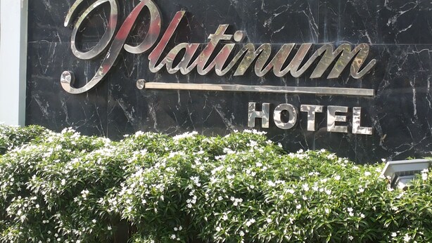 Señal del Hotel Platinum, con fondo de mármol y letras decorativas.
