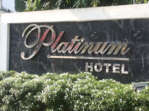 A sign for the Platinum Hotel with a marble background and decorative lettering. - Hotel Platinum Tamwe (Yangon)