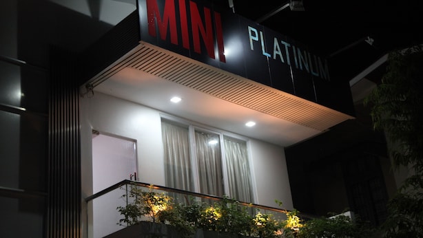 Un edificio con un letrero que dice "MINI PLATINUM" de noche.