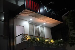 Un edificio con un letrero que dice "MINI PLATINUM" de noche.
