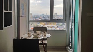 One Bedroom Apartment | In-room dining - 1BR Centric Sea 812 With Infinity Pool (Pattaya)